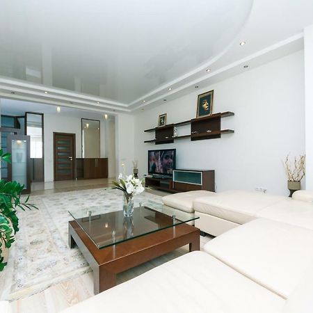 3 Комнатные Апартаменты В Центре Печерска Kiev Exterior foto