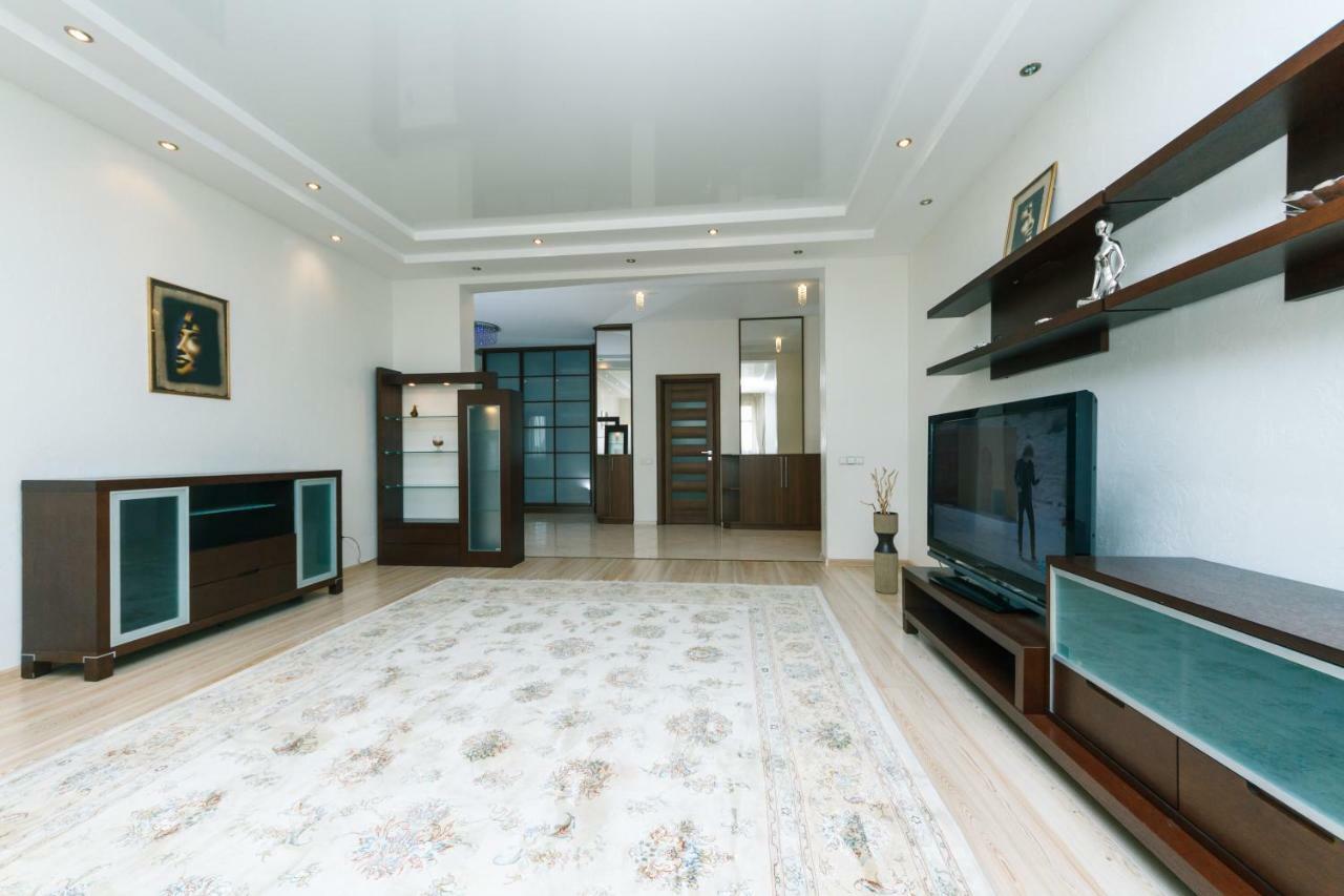 3 Комнатные Апартаменты В Центре Печерска Kiev Exterior foto